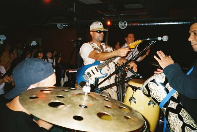 عمر بنا.. مغربي يضفي لمسة مغربية على فرقة موسيقية في كوريا الجنوبية