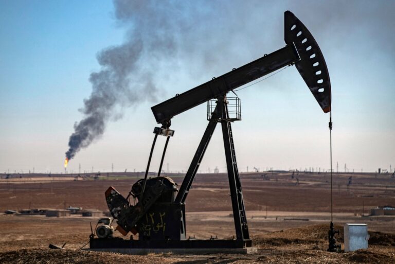 النفط يصعد بعد توقف الإنتاج في حقل تنجيز وتباطؤ صادرات فنزويلا وبيانات معهد البترول الأميركي تظهر ارتفاعا في مخزونات الخام والبنزين