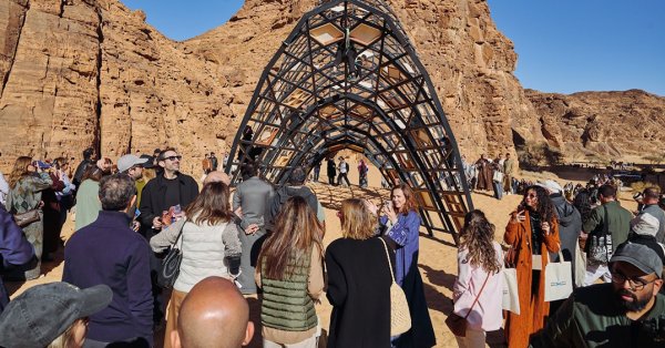 جريدة البلاد | مهرجان فنون العلا 2026 ينطلق في احتفاء يجمع الإبداع المعاصر بالتراث