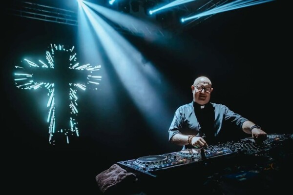 حين ترقص القداسة فرحاً… وتنتفض الخفافيش ذعراً