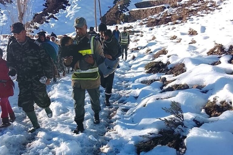 درعة تافيلالت .. السلطات تواصل فك العزلة عن المناطق المحاصرة بالثلوج