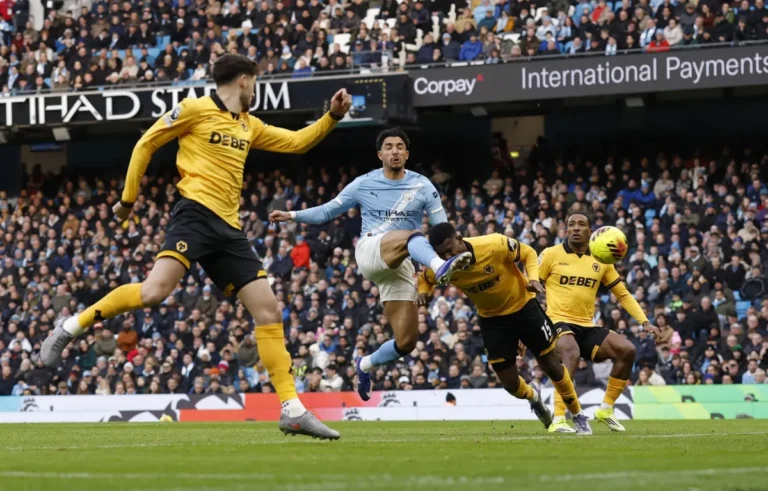 مرموش وسيمينيو يعيدان سيتي إلى درب الانتصارات بالدوري الإنجليزي