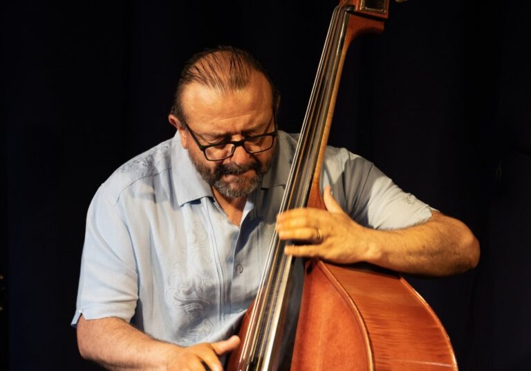 يصنع Bassist Saul Sierra صوتًا قويًا بمزيج من النكهات اللاتينية