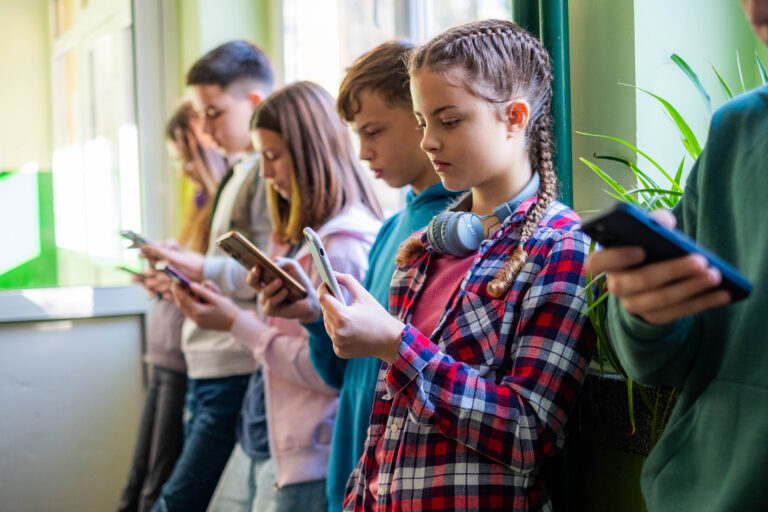 أوروبا ترفع سن استخدام وسائل التواصل الاجتماعي إلى 15 عاما بإجراءات صارمة