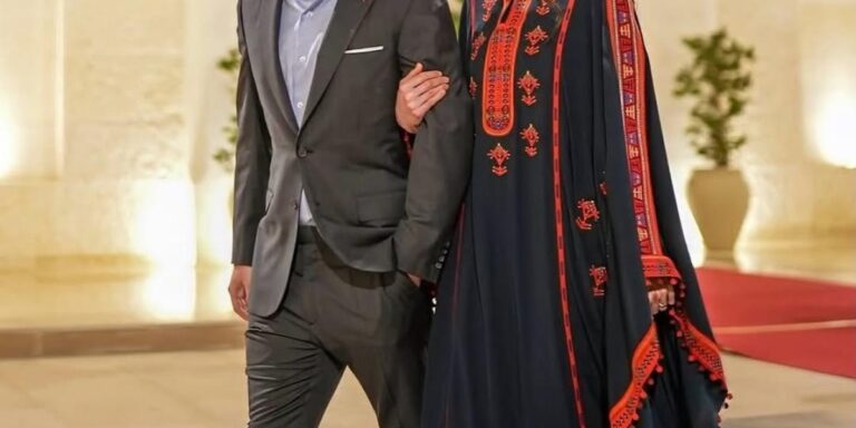 الأميرة رجوة آل السيف تتألق بالثوب المتفت النجدي: دليل الأناقة التراثية الحديثة