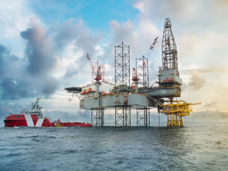 النفط والغاز في أفريقيا.. قيود الإنتاج تؤذي المجتمعات وتُضعف الاقتصادات (تقرير)