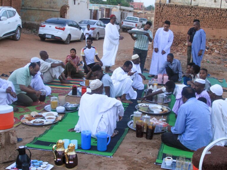 بالصور.. موائد رمضان الجماعية تعود للخرطوم بعد 3 سنوات من الحرب