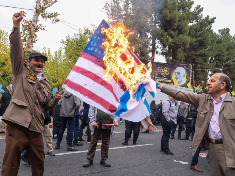 حرب “المستضعفين” ضد “المستكبرين”.. أصول العداء الإيراني لأمريكا وإسرائيل