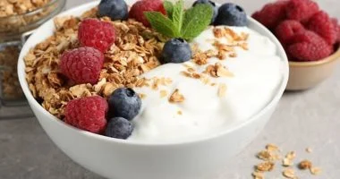 خليه على الفطار والسحور.. الزبادى يحسن صحة الأمعاء ويقلل الكوليسترول الضار
