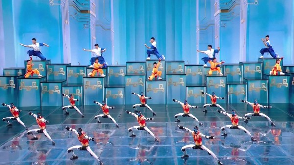 سهرة عيد الربيع الصيني: كيف يواصل مجتمع حديث تقاليده عبر شاشة واحدة؟