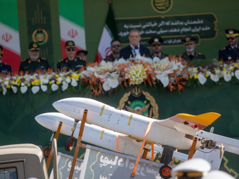 ما وراء إعلان إيران التحول إلى عقيدة عسكرية هجومية