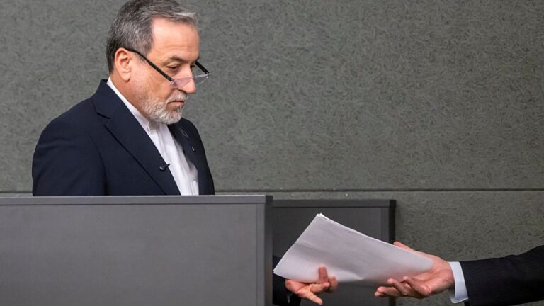 ترامب يدرس توجيه ضربة محدودة لإيران.. وعراقجي يتحدث عن مسودة اتفاق خلال يومين